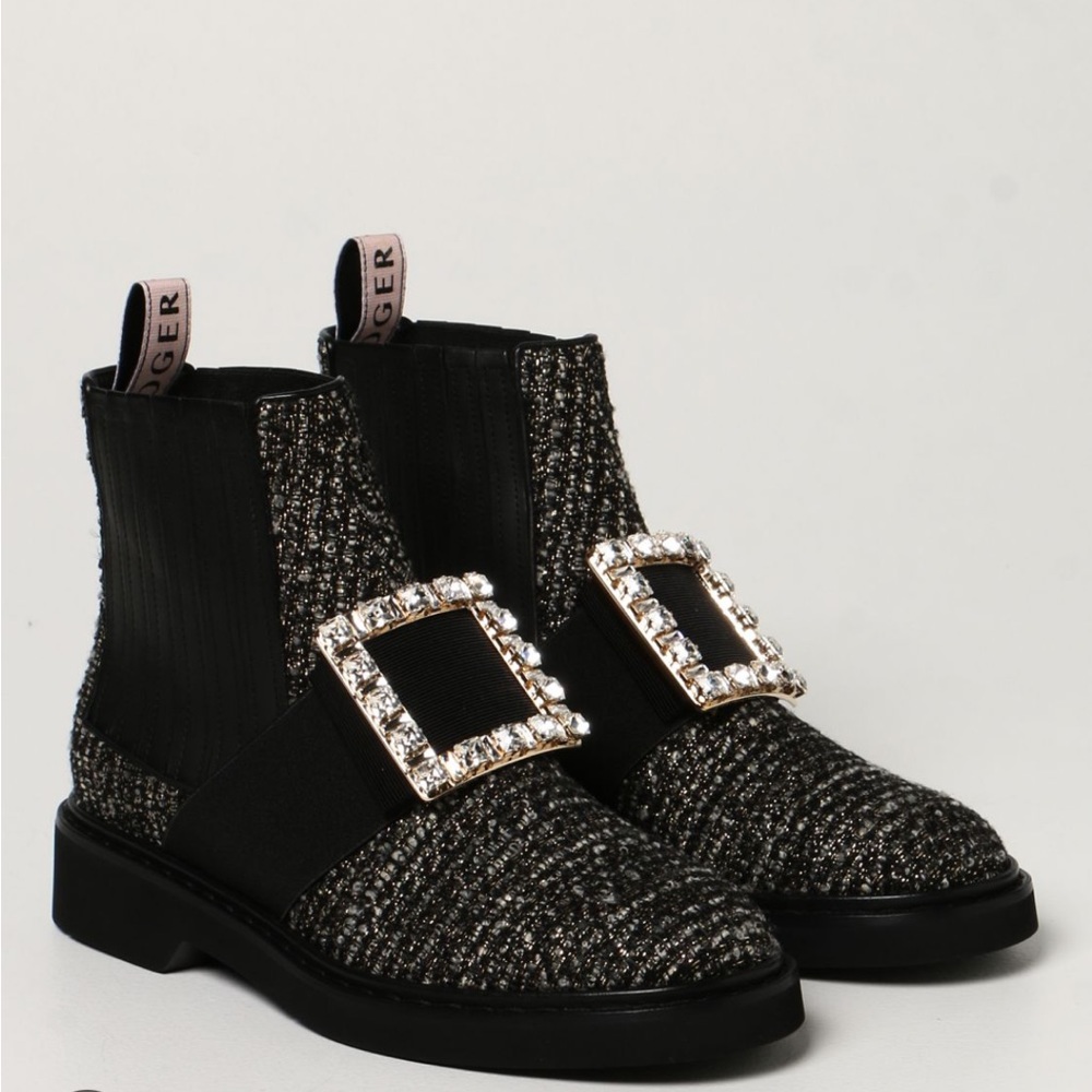 ROGER VIVIER
Viv 'Rangers Roger Vivier ankle boots with crystal buckle